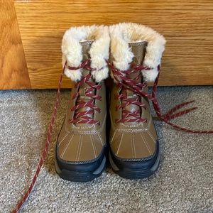 Women’s Clarks, hiking snow boots, size 6 1/2 medium